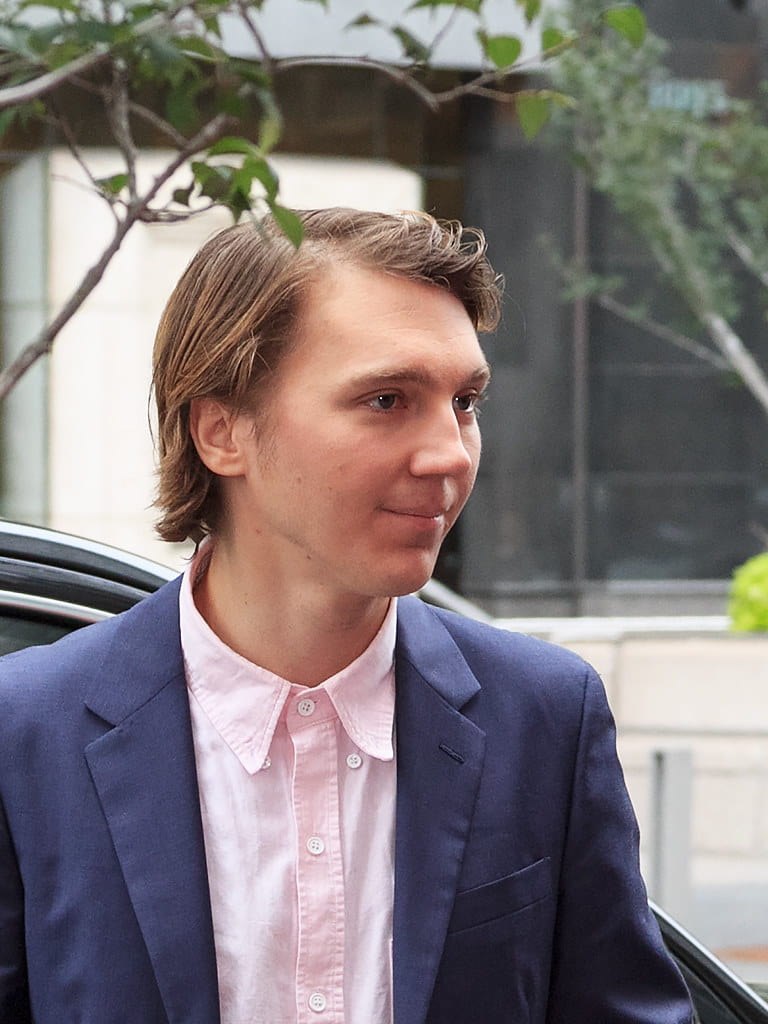 Paul Dano gets out of the car